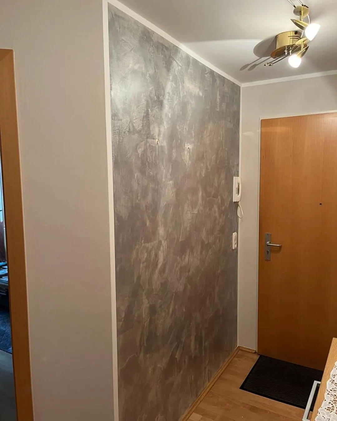 Flur-Renovierung mit Spachteltechnik-Highlight - Bild 1