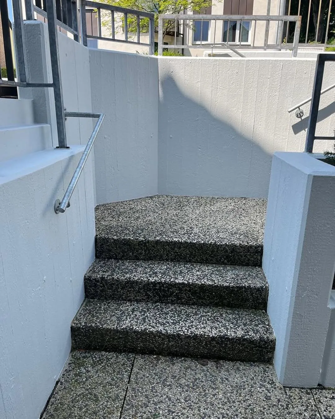 Außentreppe neu gestrichen - Bild 1