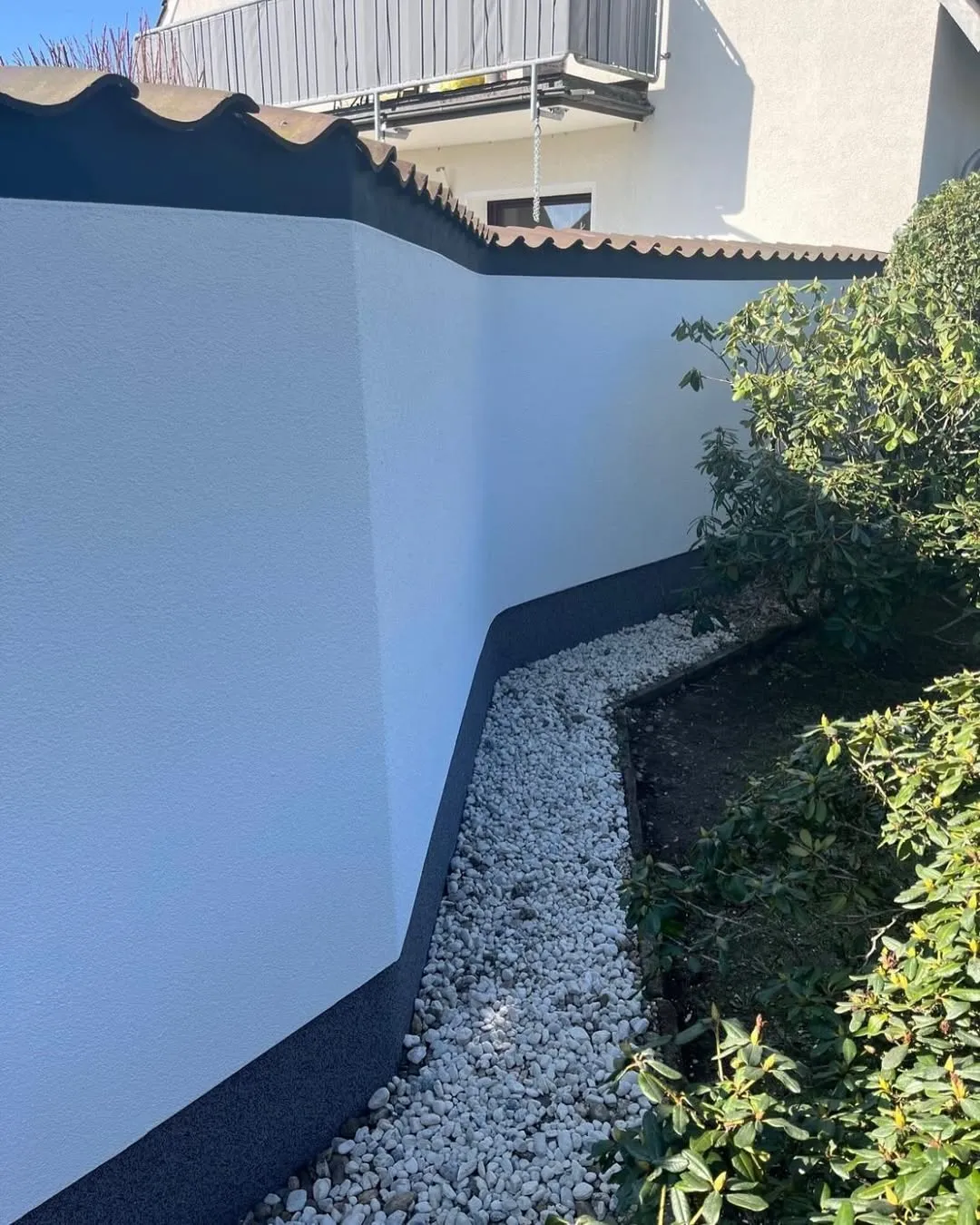Strahlend weiße Mauern mit neuem Putz - Bild 1